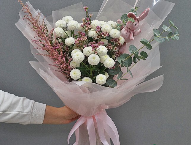 Buchet din crizanteme albe, astilbe si waxflower foto