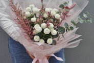 Buchet din crizanteme albe, astilbe si waxflower — foto 3