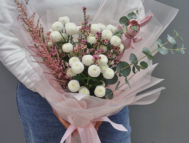 Buchet din crizanteme albe, astilbe si waxflower foto
