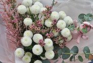Buchet din crizanteme albe, astilbe si waxflower — foto 4