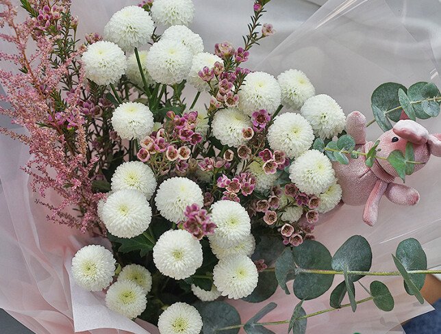 Buchet din crizanteme albe, astilbe si waxflower foto