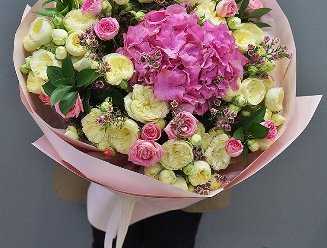 Buchet din hortensie roz, trandafiri de tufa roz si trandafiri de tip bujor „Ayala” foto