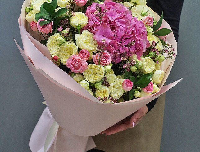 Buchet din hortensie roz, trandafiri de tufa roz si trandafiri de tip bujor „Ayala” foto
