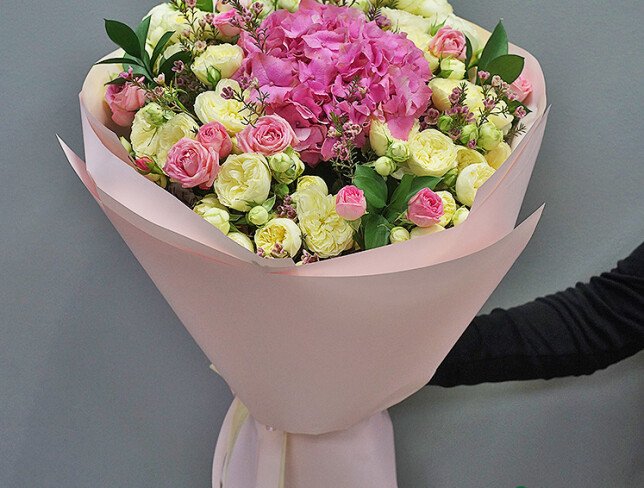 Buchet din hortensie roz, trandafiri de tufa roz si trandafiri de tip bujor „Ayala” foto