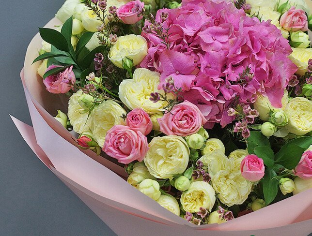 Buchet din hortensie roz, trandafiri de tufa roz si trandafiri de tip bujor „Ayala” foto