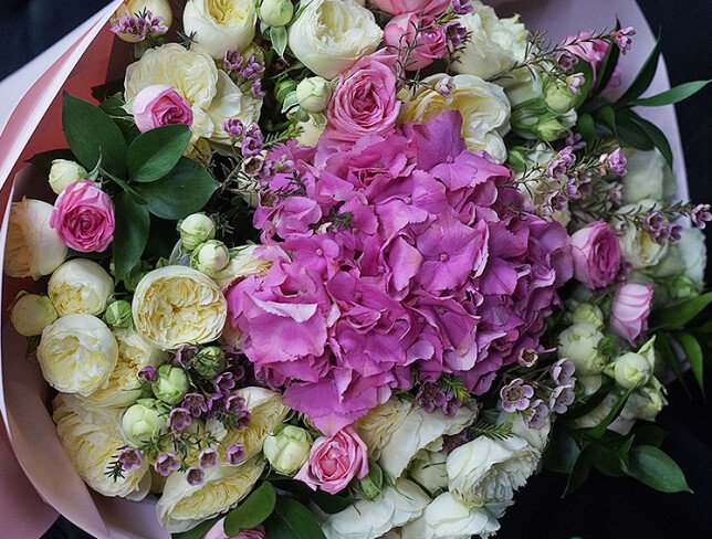 Buchet din hortensie roz, trandafiri de tufa roz si trandafiri de tip bujor „Ayala” foto