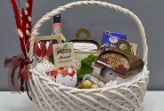 Easter basket with wine Cricova Pastoral, sweets, and panettone — photo 1
