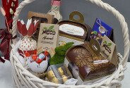 Easter basket with wine Cricova Pastoral, sweets, and panettone — photo 4