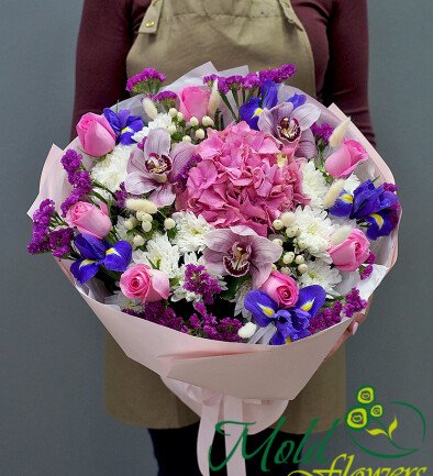 Buchet cu hortensie roz, crizanteme albe si irisi foto 394x433