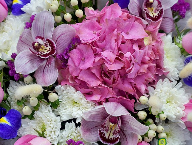 Buchet cu hortensie roz, crizanteme albe si irisi foto
