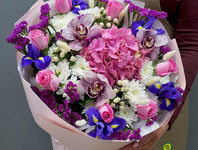 Buchet cu hortensie roz, crizanteme albe si irisi foto