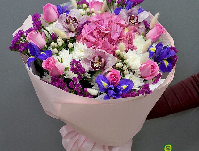Buchet cu hortensie roz, crizanteme albe si irisi foto