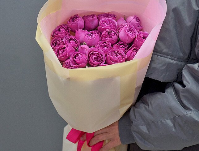 Buchet din 11 trandafiri roz de tip bujor spray „Misty Bubbles” foto