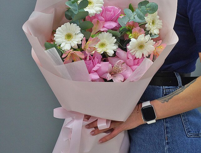 Buchet din gerbere, trandafiri roz delicat si alstroemeria foto