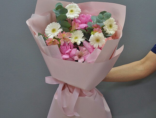 Buchet din gerbere, trandafiri roz delicat si alstroemeria foto