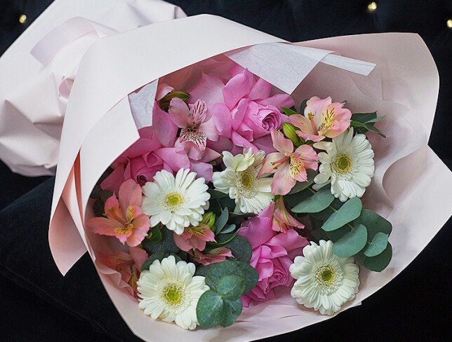 Buchet din gerbere, trandafiri roz delicat si alstroemeria foto