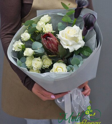 Buchet din trandafiri de tufa albi, protea si cale negre foto 394x433