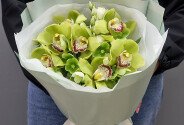 Букет из зелёных орхидей и белых эустом — фото 1