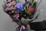 Buchet exotic din hortensie mov, anthurium si protea — foto 1