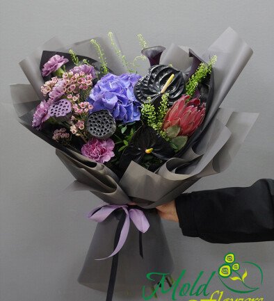 Buchet exotic din hortensie mov, anthurium si protea foto 394x433