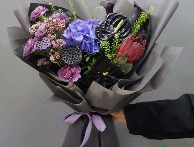 Buchet exotic din hortensie mov, anthurium si protea foto