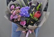 Buchet exotic din hortensie mov, anthurium si protea — foto 2