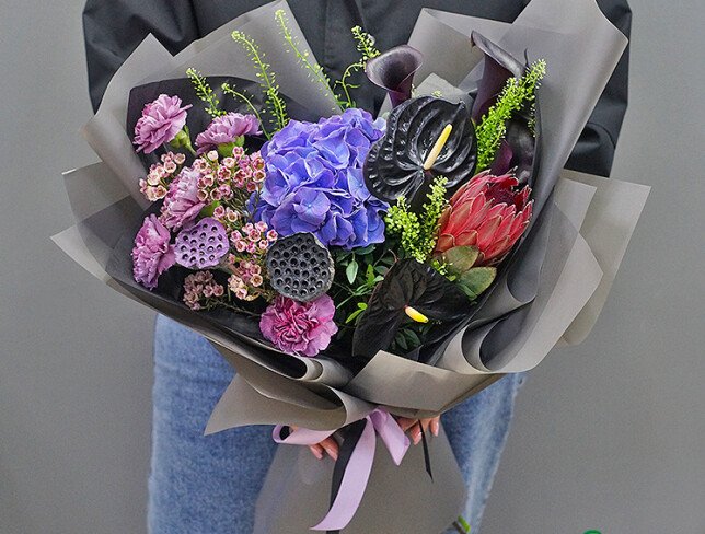 Buchet exotic din hortensie mov, anthurium si protea foto