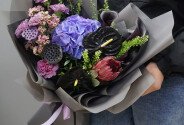 Buchet exotic din hortensie mov, anthurium si protea — foto 3