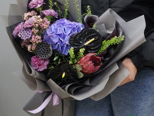 Buchet exotic din hortensie mov, anthurium si protea foto