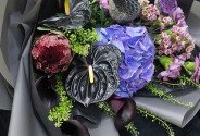 Buchet exotic din hortensie mov, anthurium si protea — foto 4
