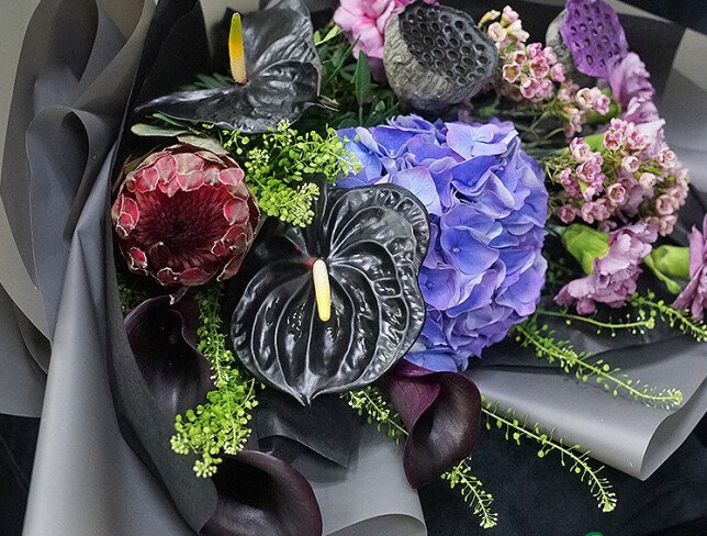 Buchet exotic din hortensie mov, anthurium si protea foto