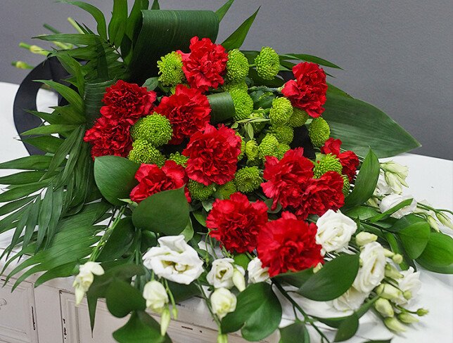 Buchet funerar cu garoafe rosii, eustoma alba si crizanteme foto