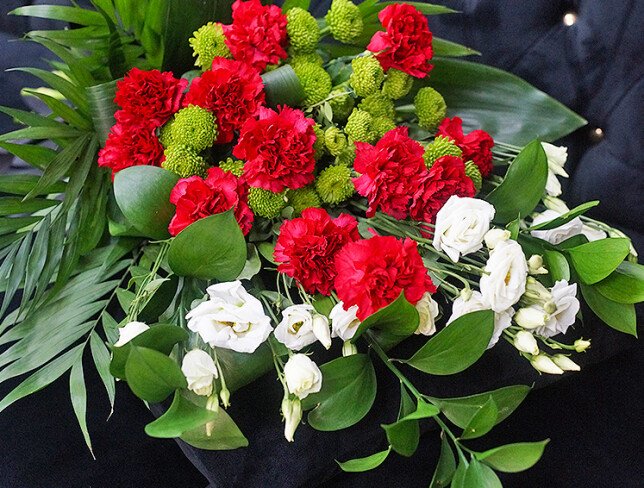 Buchet funerar cu garoafe rosii, eustoma alba si crizanteme foto