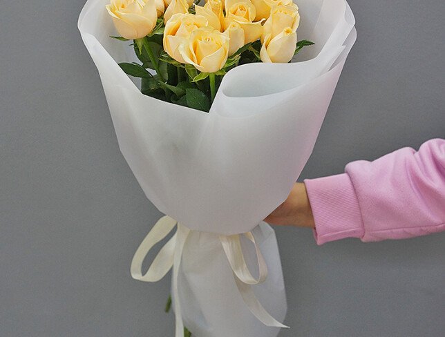 Buchet din 13 trandafiri crem, 50–60 cm foto