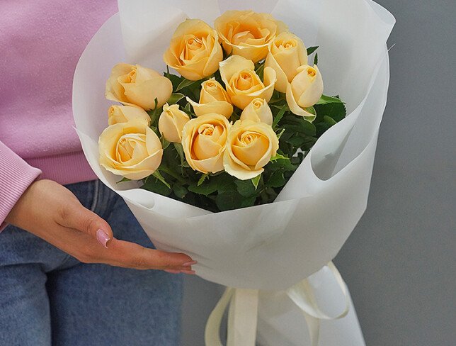 Buchet din 13 trandafiri crem, 50–60 cm foto