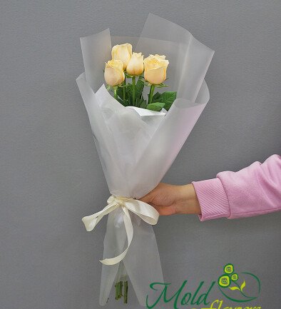 Buchet din 5 trandafiri crem, 50–60 cm foto 394x433