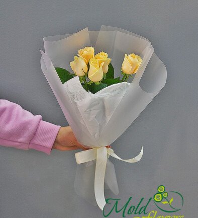 Buchet din 5 trandafiri crem, 40 cm foto 394x433