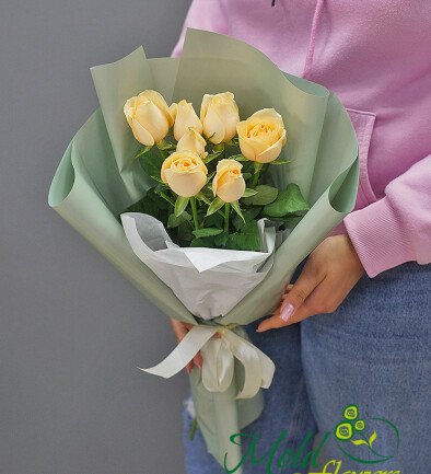 Buchet din 7 trandafiri crem, 50–60 cm foto 394x433