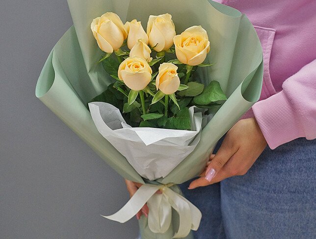 Buchet din 7 trandafiri crem, 50–60 cm foto