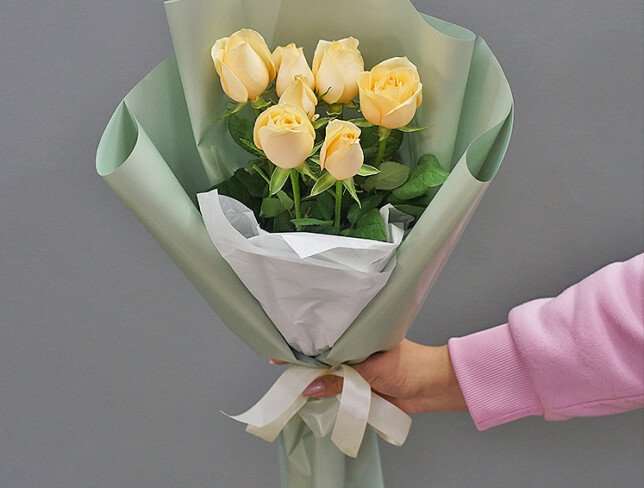 Buchet din 7 trandafiri crem, 50–60 cm foto