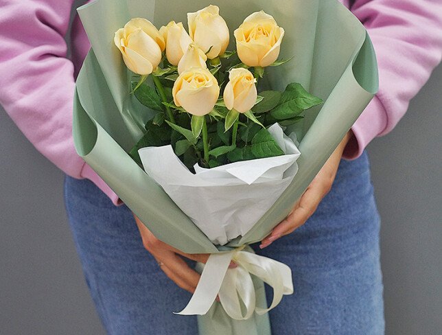 Buchet din 7 trandafiri crem, 50–60 cm foto