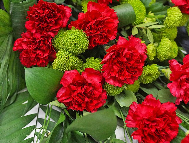 Buchet funerar cu garoafe rosii, eustoma alba si crizanteme foto