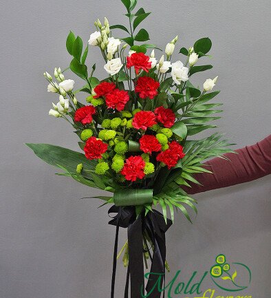 Buchet funerar cu garoafe rosii, eustoma alba si crizanteme foto 394x433