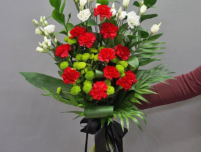 Buchet funerar cu garoafe rosii, eustoma alba si crizanteme foto