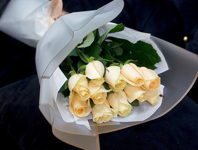 Bouquet of 11 cream roses 40 cm photo