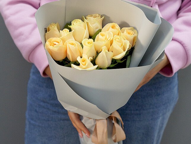 Buchet din 13 trandafiri crem 40 cm foto