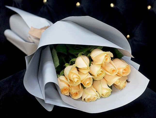 Buchet din 13 trandafiri crem 40 cm foto