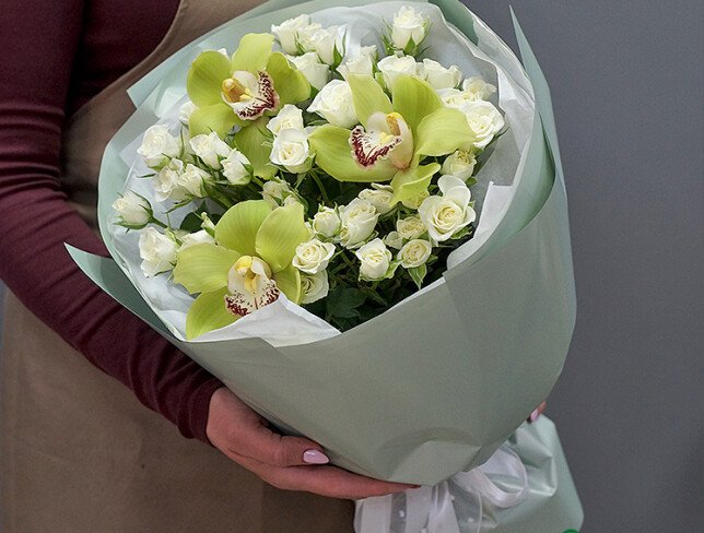 Buchet din trandafiri de tufa albi si orhidee verzi foto