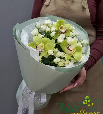 Букет из белых кустовых роз и зелёных орхидей Фото 394x433