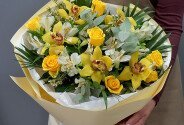 Букет из альстромерий, жёлтых роз и орхидей — фото 3